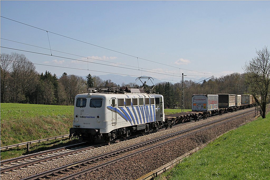 Lokomotion-Zebra 139-312 mit KLV-Zug bei Hilperting auf der Fahrt von Rosenheim nach Mnchen am 9. Apr. 2011.