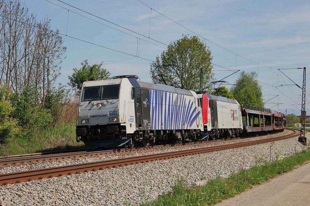 Lokomotion-Zebra 185-661 mit leeren Autotransportwagen bei Weiching zwischen Rosenheim und Mnchen am 7. Mai 2011. 
