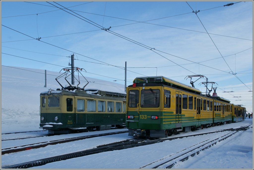 ltere und neuere WAB Treibwagen auf der Kleinen Schneidegg. 
4. Februar 2012