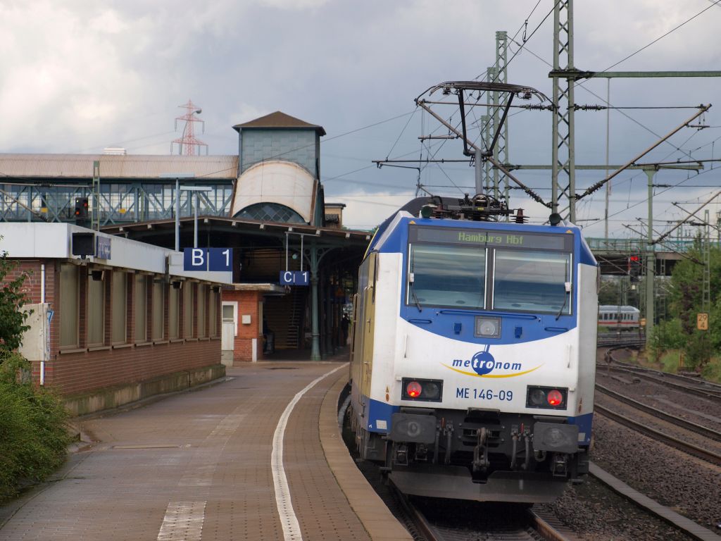 Metronom's 146-09 schob den Metronom nach Hamburg Hbf aus dem Bahnhof Hamburg-Harburg am 28.8