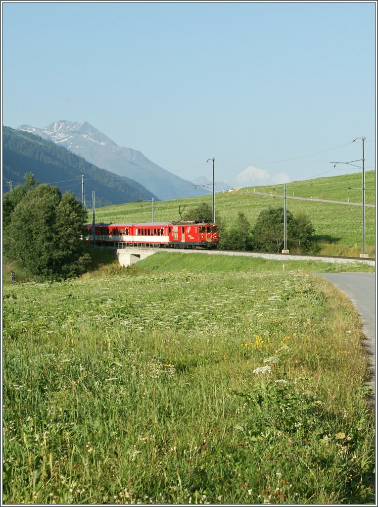 MGB Regionalzug Richtung Gschenen kurz vor Mnster.
5. Aug. 2013 