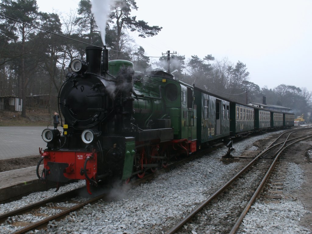Mh53 stand mit dem P104 nach Putbus,am 17.Mrz 2012,in Ghren zur Rckfahrt am neu angelegten Bahnsteig 2 bereit.