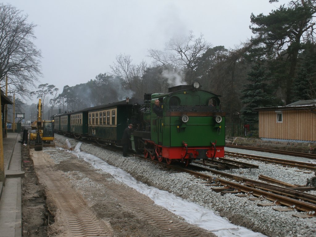 Mh53 wurde nach der Ankunft in Ghren,am 17.Mrz 2012,vom Zug gekuppelt.In der Regel kommen die Zge auf linken Gleis an,doch gegenwrtig wird das Gleis von Grund auf saniert und spter geschottert.