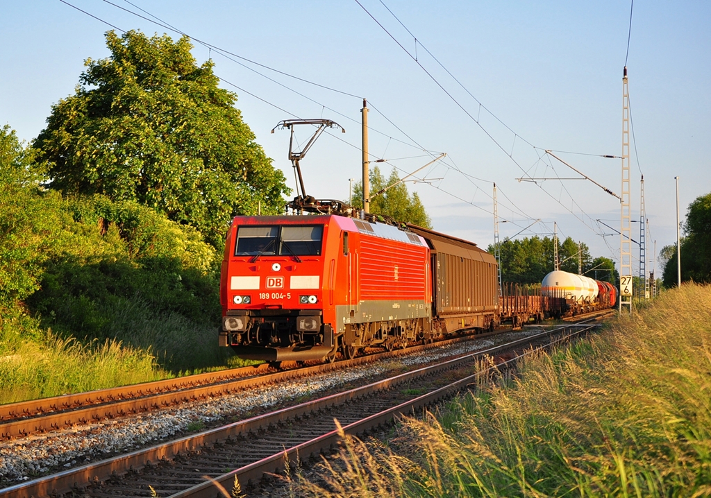 Mit dem Gterzug 52495 aus Maschen rollt die 189 004 am 08.06.2012 durch Sildemow.Das Ziel der Fahrt-Rostock Seehafen-ist fast erreicht.  