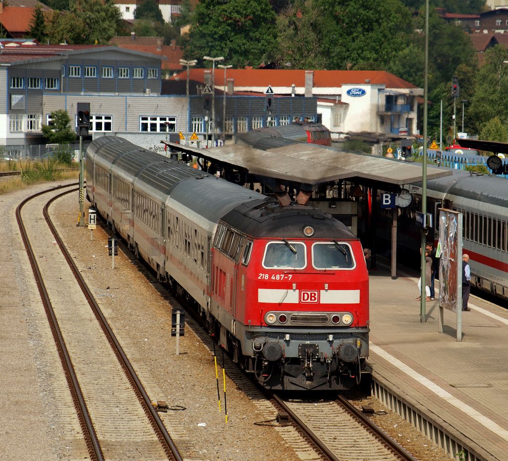 Mit dem IC 2084/2082 nach Lneburg fuhr 218 487-7 aus dem Bahnhof von Immenstadt am 31.7.11.