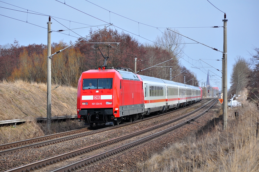 Mit dem IC 2089 rollt die 101 124 am 09.04.2013 durch Sildemow in Richtung Schwerin.