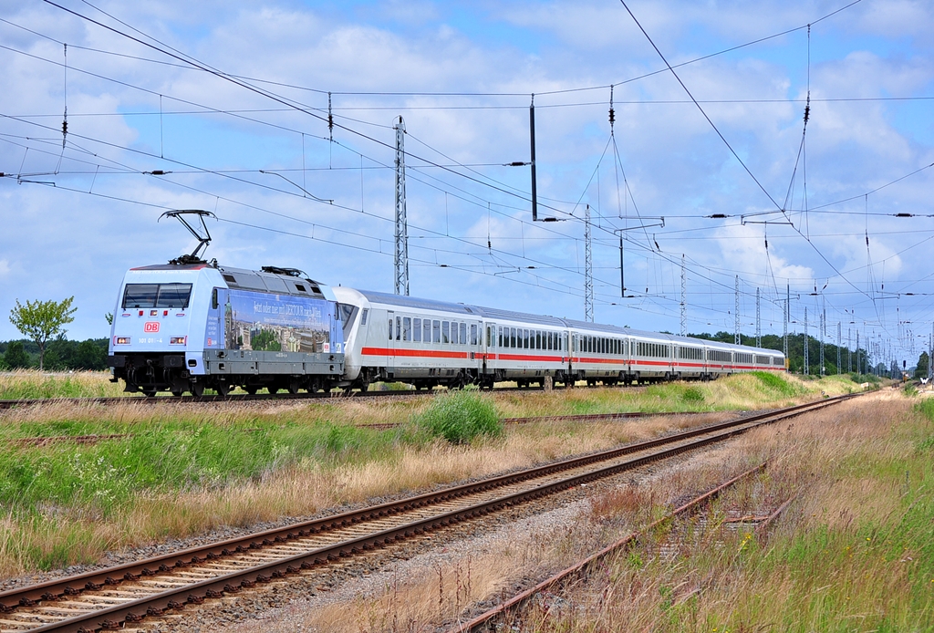 Mit dem IC 2213 (Binz-Stuttgart) rauscht die neue Werbelok 101 016 am 30.06.2013 durch Bentwisch in Richtung Rostock.