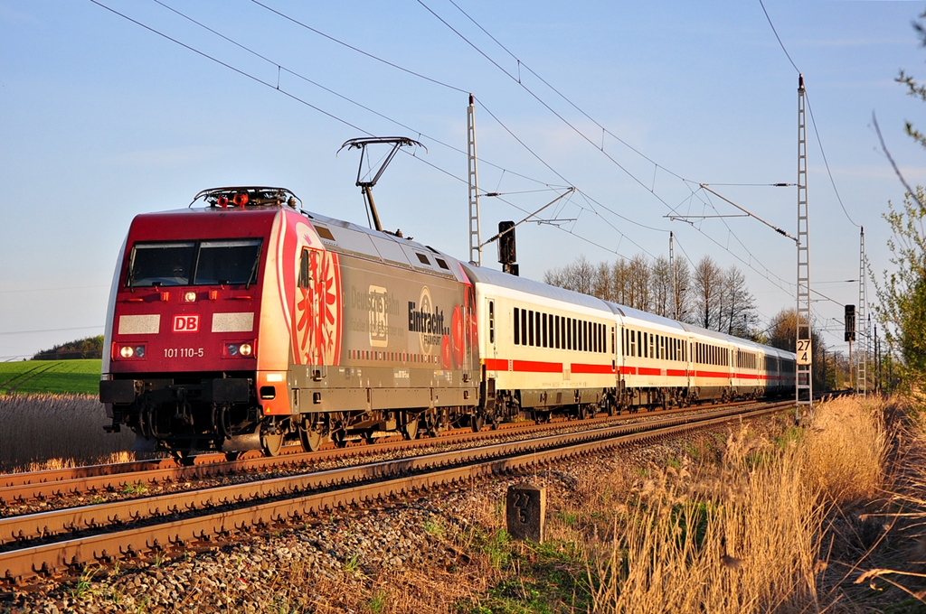 Mit dem IC 2288 rauscht die 101 110 am 03.05.2013 durch Sildemow in Richtung Rostock Hbf.