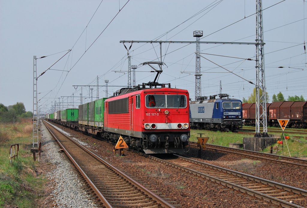 Mit dem IKE 50271(Rostock Seehafen-Basel Bad Rbf)rollt die 155 167 am 28.04.2011 am Hp Rostock-Dierkow entlang.
