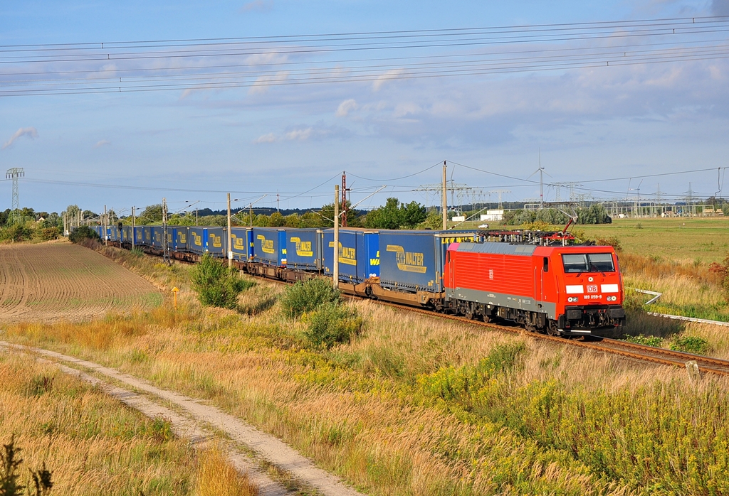 Mit dem KLV-Zug 42144 (Verona Q.E-Rostock-Seehafen) rollt die 189 059 am 08.09.2012 durch Bentwisch.