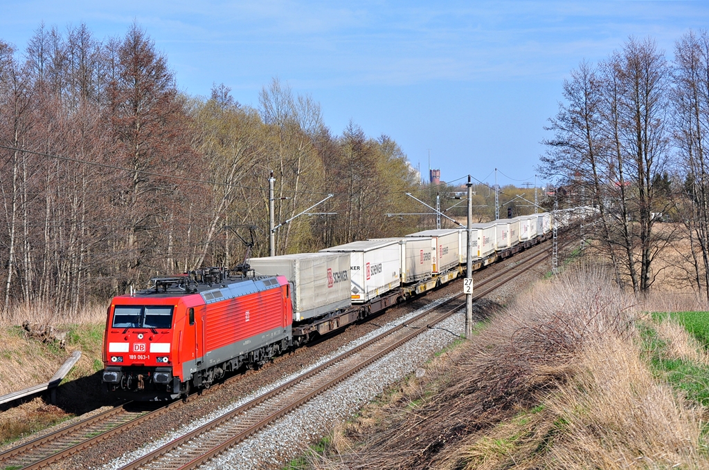 Mit dem KT 42147(Rostock Seehafen-Verona Q.E)rollt die 189 063 am 21.04.2013 durch Sildemow in Richtung Schwerin.