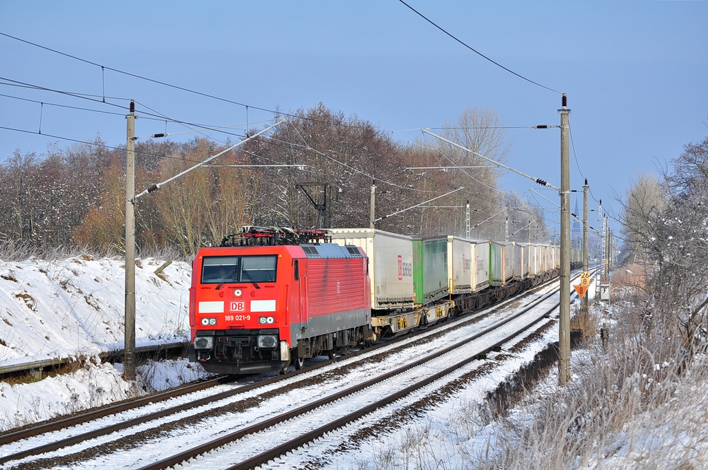 Mit dem KT 42149 ist die 189 021 am 11.02.2013 in Sildemow unterwegs.Der Zug startet in Rostock Seehafen und fhrt nach Verona Q.E.