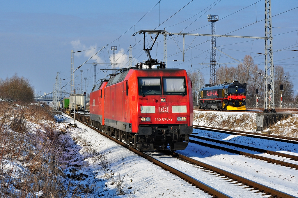 Mit dem KT 50242(Rostock Seehafen-Hamburg Billwerder) verlsst die 145 078 am 11.02.2013 Rostock-Seehafen.Mitgeschleppt wird die 152 098.