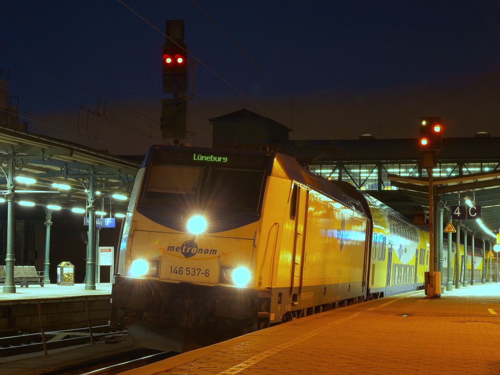 Mit dem Metronom Regional nach Lneburg stand am Abend des 6.11 146 537-6 im Bahnhof Hamburg-Harburg. 