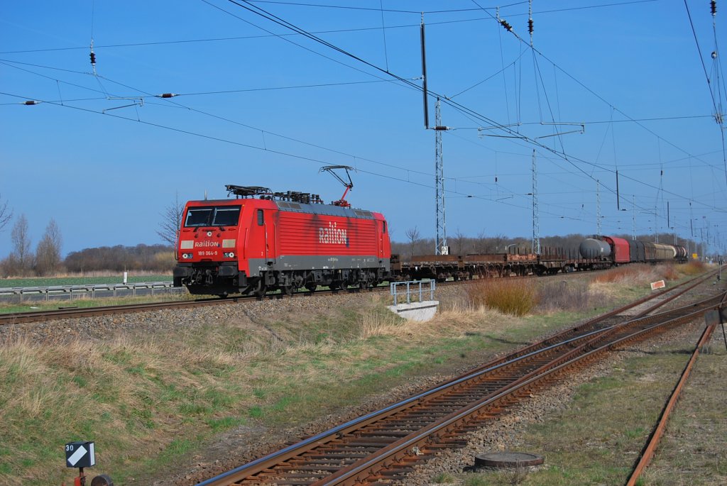Mit dem Nahgter aus Mukran rollt am 07.04.2010 die 189 064 durch Bentwisch in Richtung Rostock-Seehafen.
