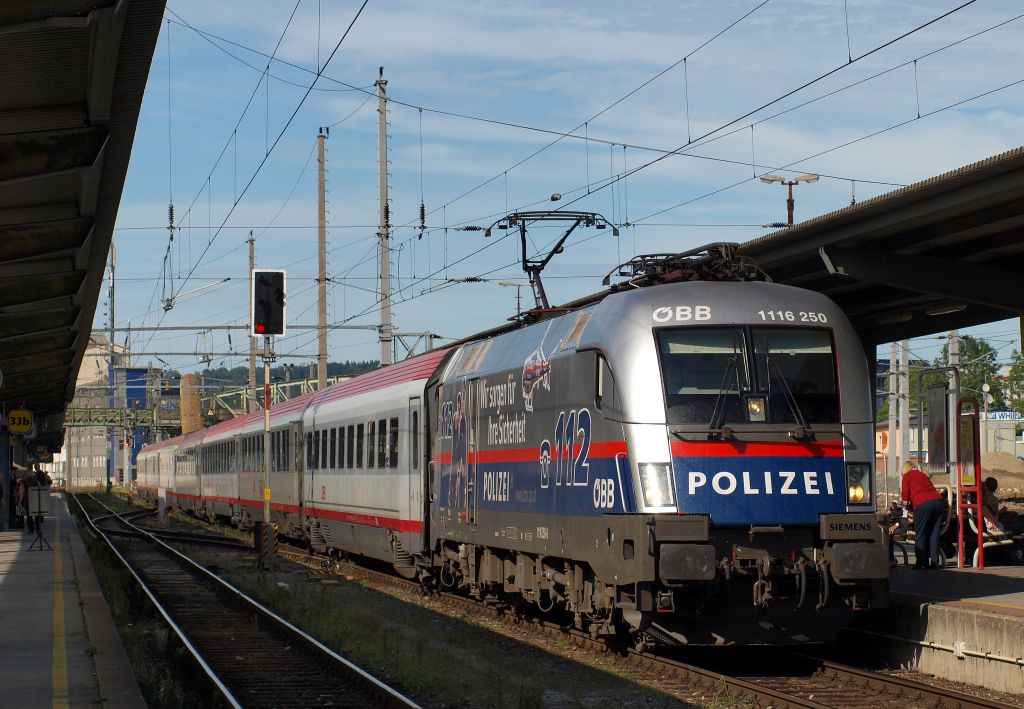 Mit dem OIC 866  Urlaub in sterreich  von Wien Westbahnhof nach Landeck-Zams fuhr 1116 250  Polizei  in den Salzburger Hauptbahnhof um dort eine kleine Pause einzulegen.