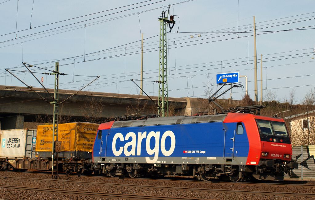 Mit dem samstglichen KLV-Zug von Lbeck rollte 482 013-0 durch den Harburger Bahnhof.