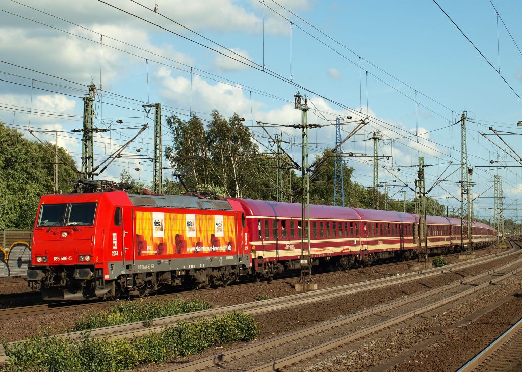 Mit dem Schlagermove Sonderzug aus Stuttgart rollte 185 586-5  Heizprofi  in den Harburger Bahnhof ein. 1.7.11 Harburg