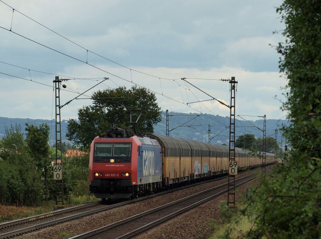 Mit einem Autozug der Linie Dingolfing-Bremerhaven rauschte 482 032-0 durch Plling am 10.8.11.