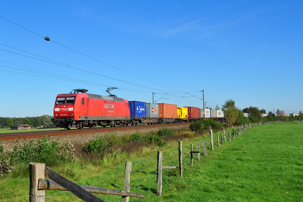Mit einem Containerzug rauscht die 145 026 am 15.10.2011 durch Ramelsloh in Richtung Sden.