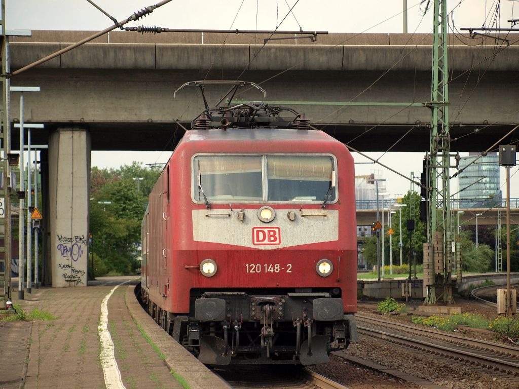 Mit einem Intercity fuhr 120 148-2 aus dem Harburger Bahnhof am 11.9.