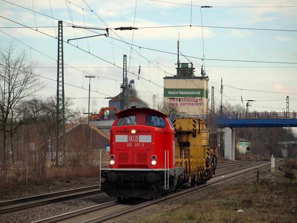 Mit einem Kranwagen donnerte 212 317-2 am 11.2. durch den Tostedter Bahnhof.