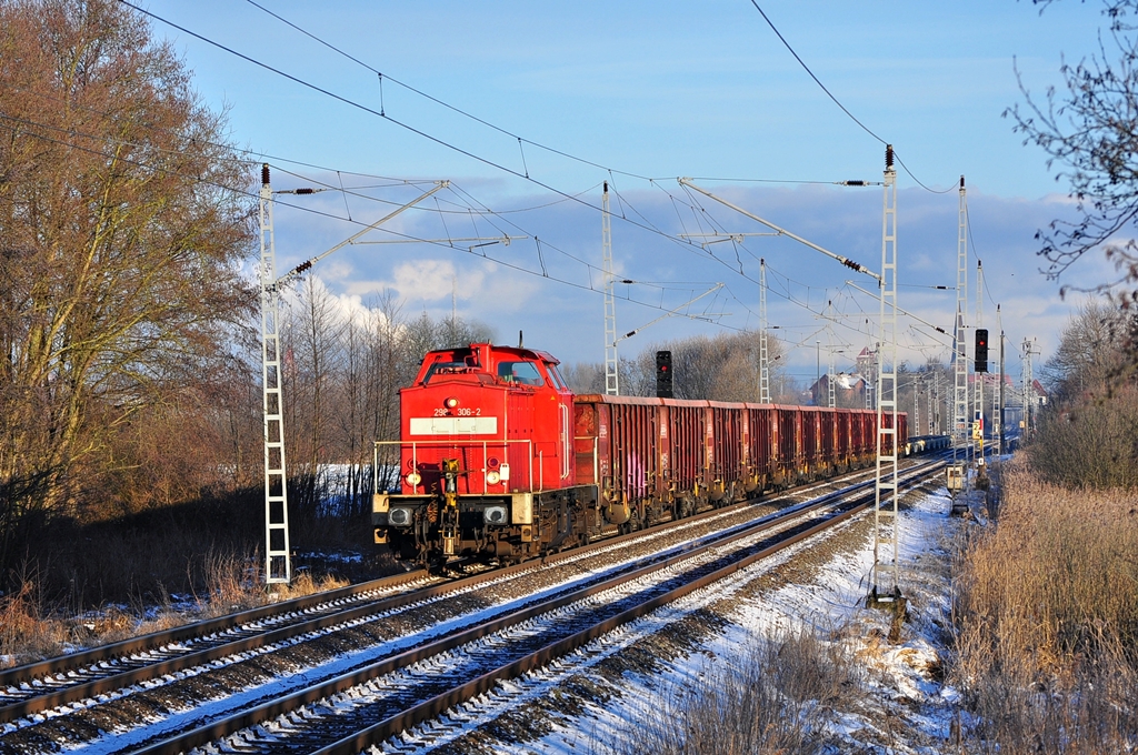Mit einem Zug nach Malchow brummt die 298 306 am 23.01.2013 durch Sildemow.