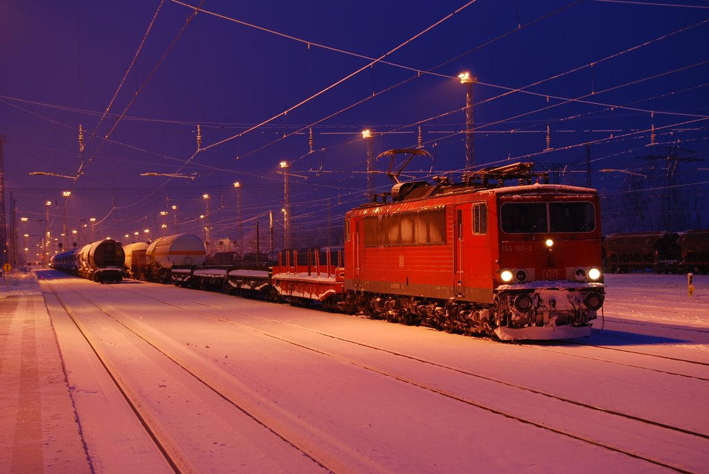 Mit ihrem Zug nach Seddin steht am 30.12.2010 die 155 180 abfahrbereit in Rostock-Seehafen.