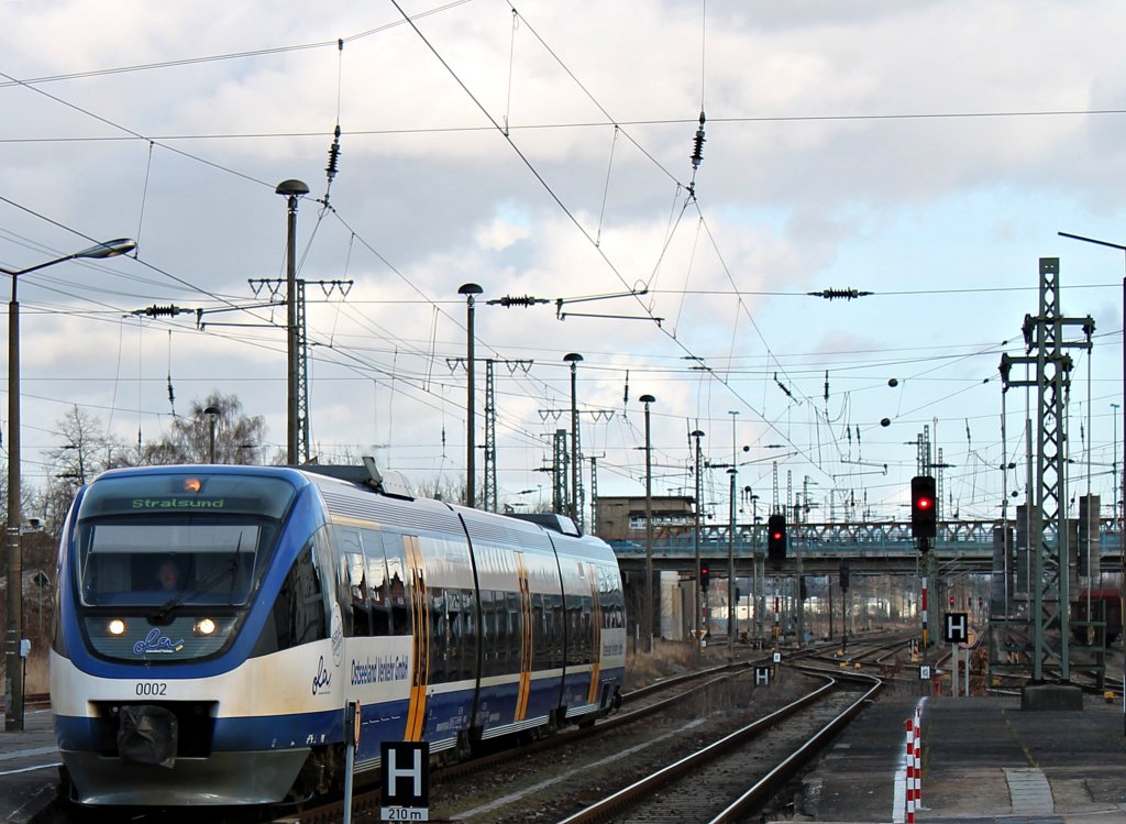 Mit Lichthupe begrte mit der Tf des VT 0002 in Neubrandenburg am 20.2.2012 bei der Einfahrt in den Bahnhof.