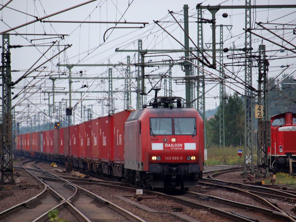 Mit einer Roten Wand aus Containern fuhr 145 060-0 durch Harburg am 2.10.