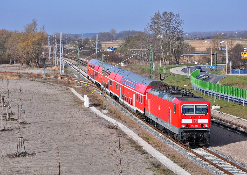 Mit einer S-Bahn nach Warnemnde rollt die 143 250 am 17.04.2013 ihrem vorletzten Halt Warnemnde Werft entgegen.