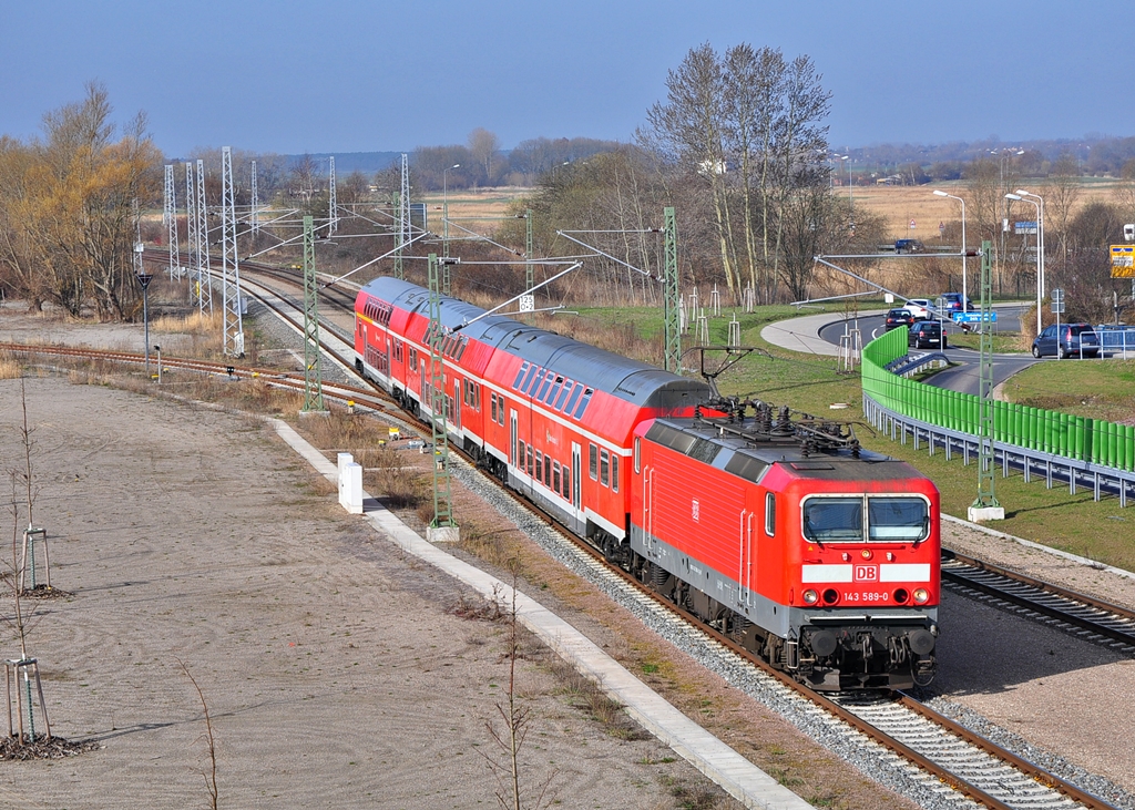 Mit einer S-Bahn nach Warnemnde rollt die 143 589 am 17.04.2013 ihrem vorletzten Halt Warnemnde Werft entgegen.