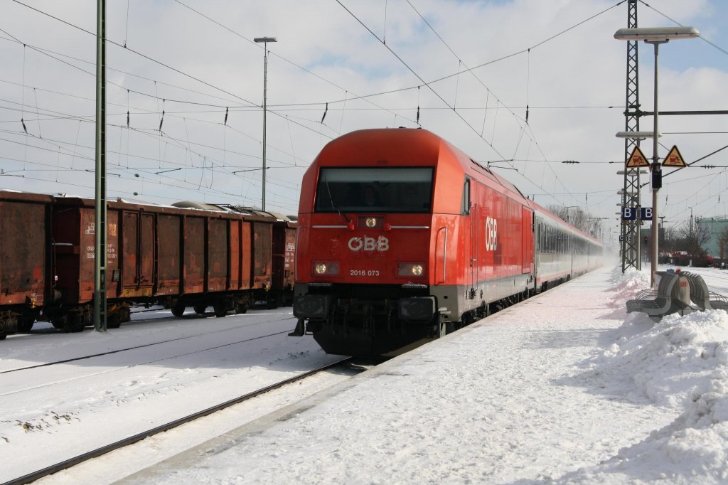 Mit einer Stunde Versptung durcheilt am 16.02.12 die 2016 073-6 mit einem RE aus Linz nach Mnchen den Bahnhof Feldkirchen.