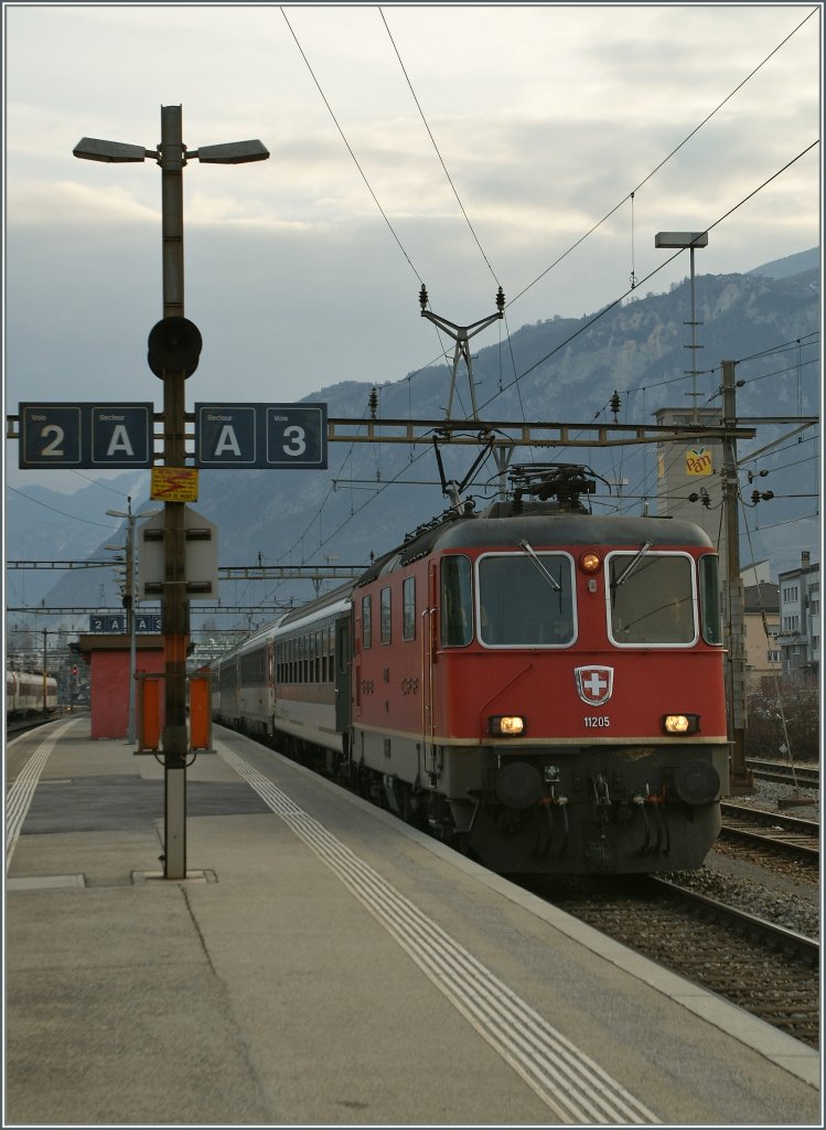 Mitte Februar wurden zwei Re 460 Umnlufe von Re 4/4 II ausgefhrt, hier die Re 4/4 II 11205 mit dem IR 1712 in Sion am 14. Feb. 2011.