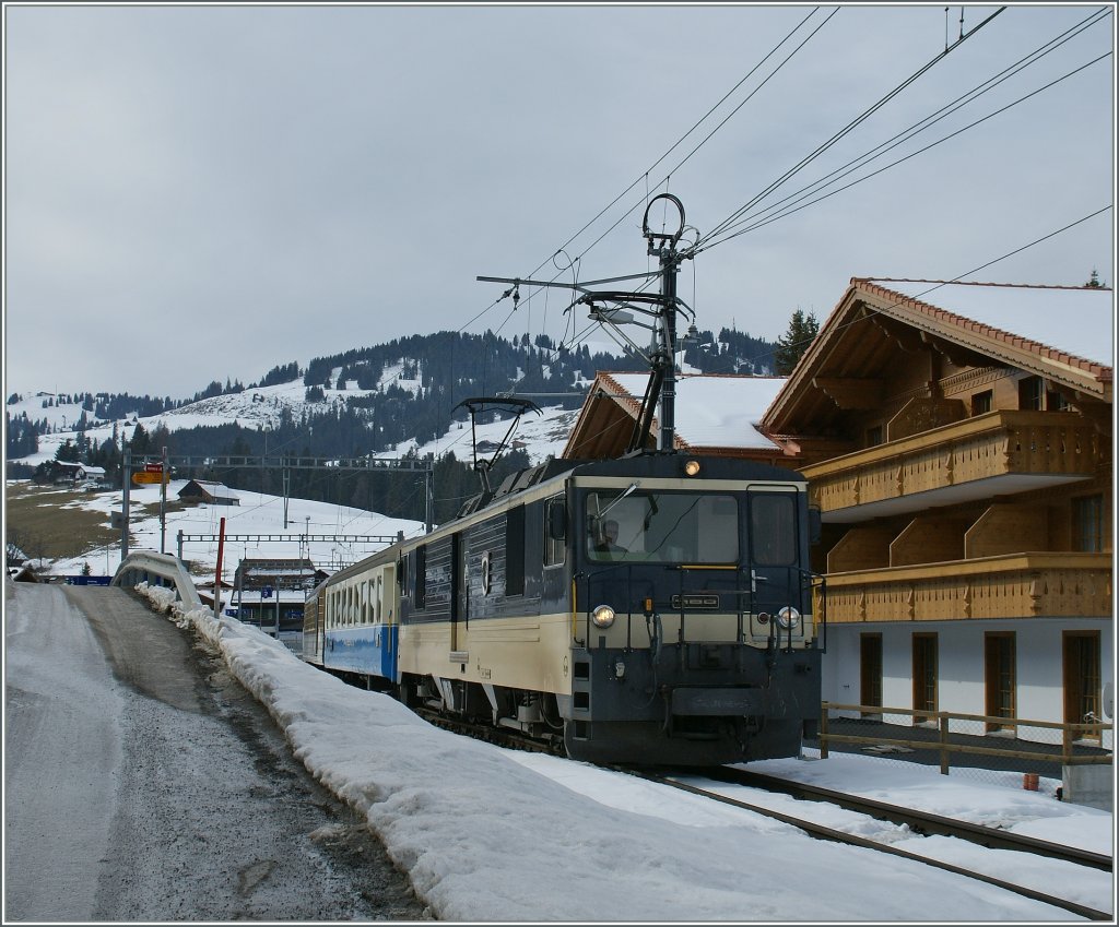 MOB Ge 4/4 mit einem Regionalzug bei Saanenmser.
04. Mrz 2011
