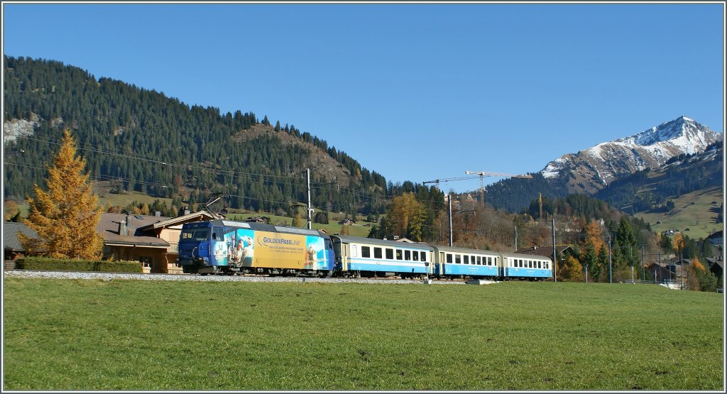 MOB Ge 4/4 Serie 8000 mit einem Regionalzug nach Montreux kurz nach Gstaad am 5. Nov. 2010