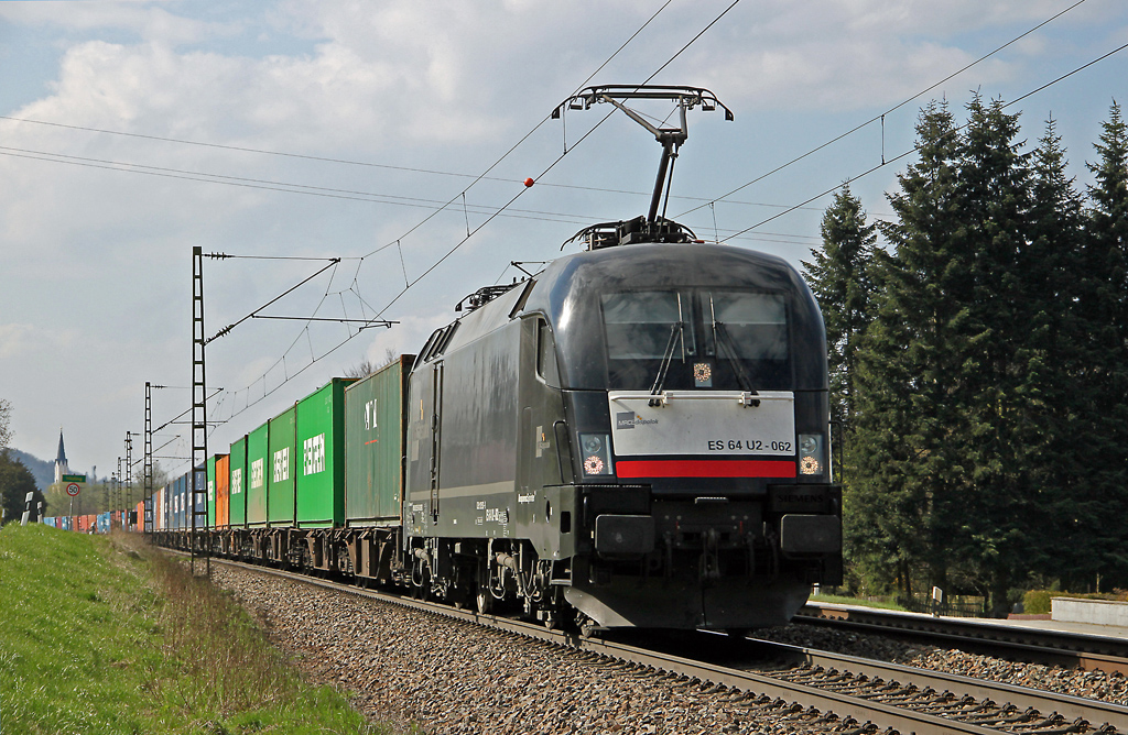 MRCE-Taurus ES 64 U2-062 hat auf dem Weg in Richtung Passau eben Vilshofen verlassen (12.4.2012).