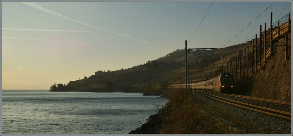 Nach einem langen Tag beginnt sich die Sonne zu verabschieden; Re 460 mit einem IR nach Brig zwischen Rivaz und St Saphorin.
11. Mrz 2012