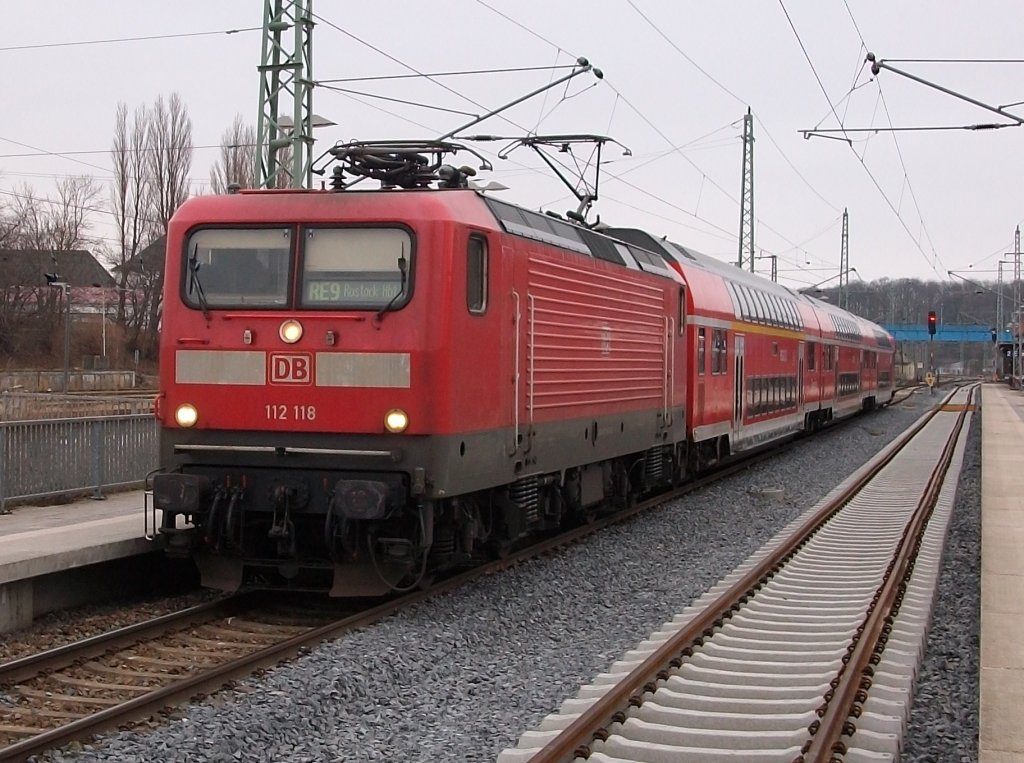 Nicht immer fahren die Flirtzge zuverlssig,am 17.Januar 2011 durfte 112 118 den RE 13008 von Sassnitz nach Rostock bespannen,als Dieser in Bergen/Rgen hielt.