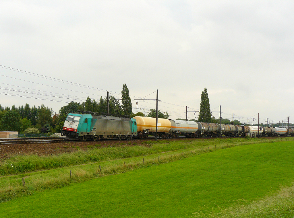 NMBS Lok 2810 mit Gterzug in Ekeren bei Antwerpen am 12-08-2011.