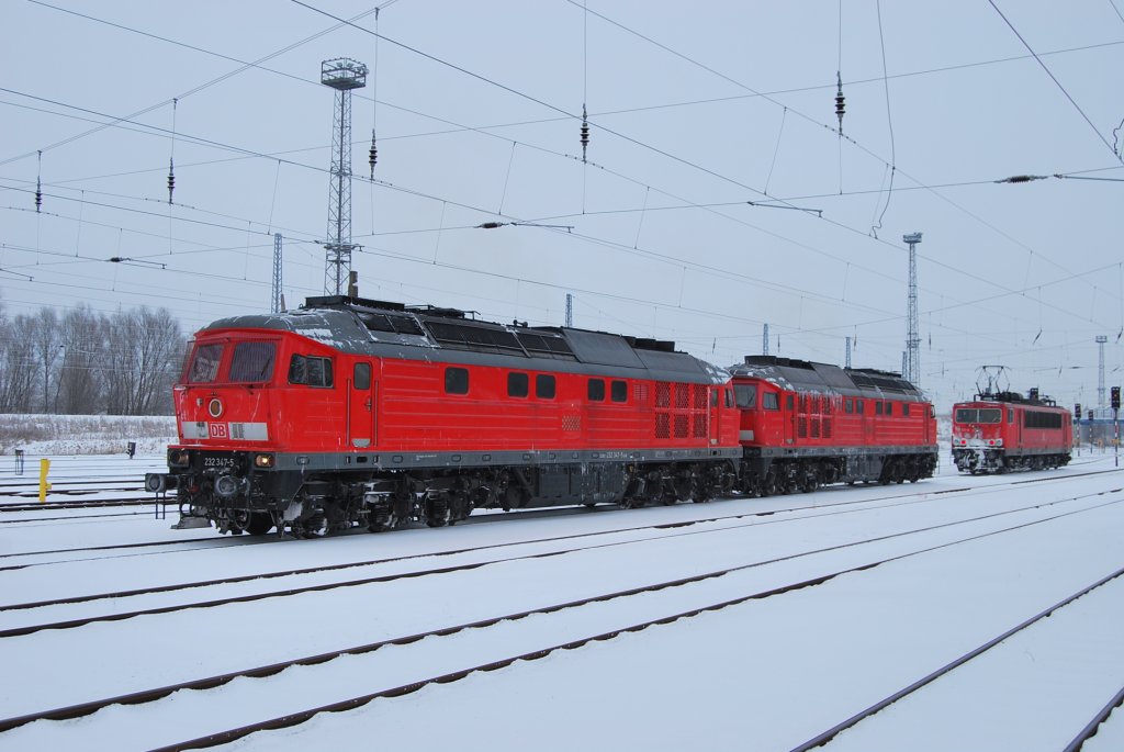 Noch gezeichnet vom  Castor-Einsatz  rangieren am 17.12.2010 die Ludmillas 232 347+209 in Rostock-Seehafen. Im Hintergrund steht 155 231.