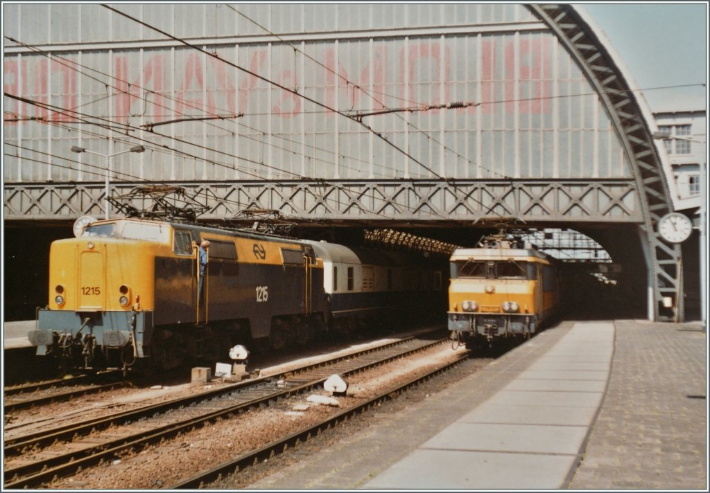 NS 1215 und eine NS Serie 1700 in Amsterdam.
27. Juni 1984