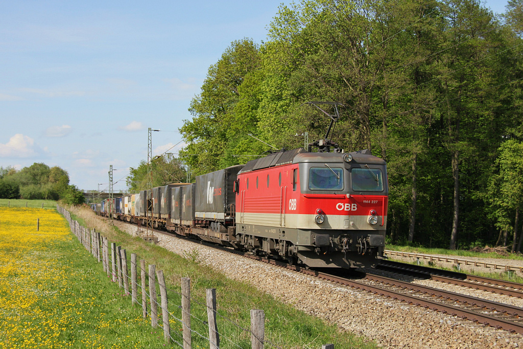 BB-Lok 1144-227 mit KLV-Zug beim B Vogl auf der Fahrt von Mnchen in Richtung Rosenheim am 29. Apr. 2011.