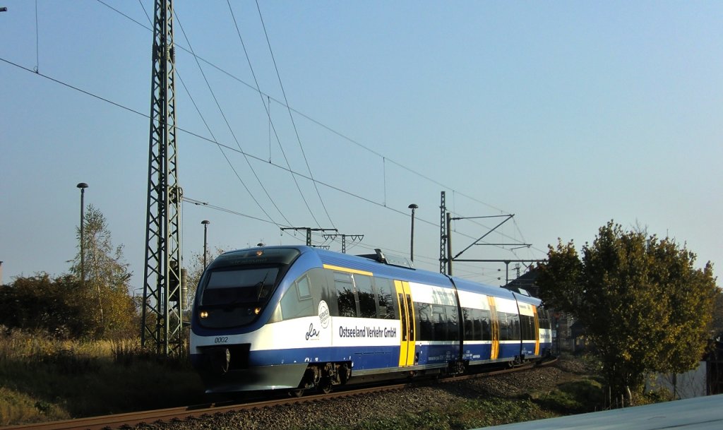 OLA VT 0002 bei der Ausfahrt aus Neubrandenburg Richtung Stralsund am 25.10.2011.
