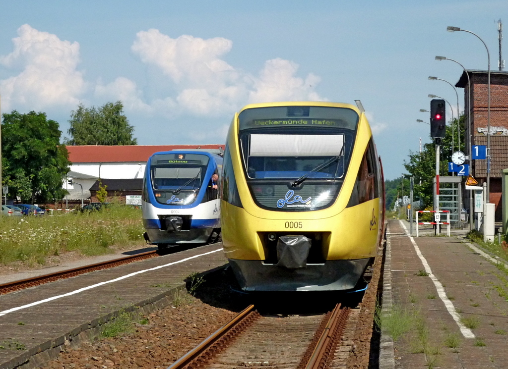 OLA VT 0004 nach Btzow und OLA VT 0005 nach Ueckermnde Stadthafen am 27.07.10 in Torgelow