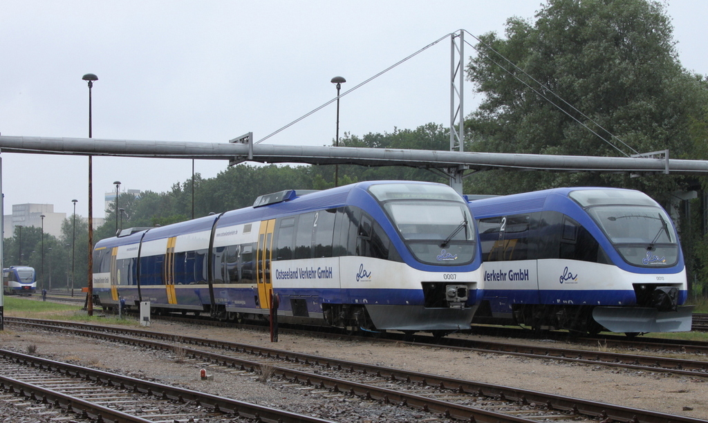 Ostseeland Verkehr 643 114 (0007)und Ostseeland Verkehr 643 117 (0010) am 13.07.12 in Neubrandenburg. Im Hintergrund steht 643 121 (0013)