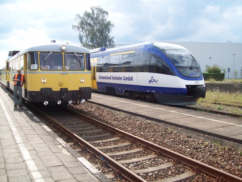 OstseelandVerkehr GmbH VT 0009 im Bahnhof Torgelow. Daneben steht ein Messtriebwagen der auf der Strecke unterwegs war.
