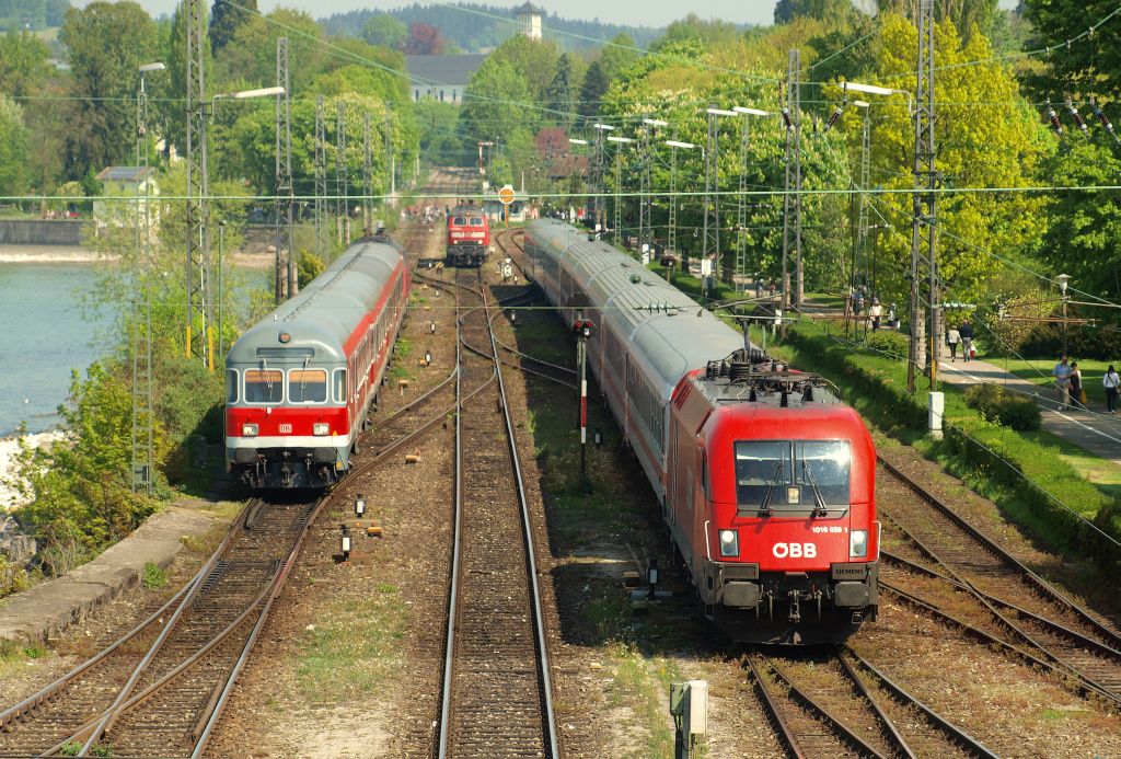 Paralleleinfahrt zwischen dem IC 118 von Salzburg nach Mnster und einer unbekannten RB in den Lindauer HBF am 23.4.
