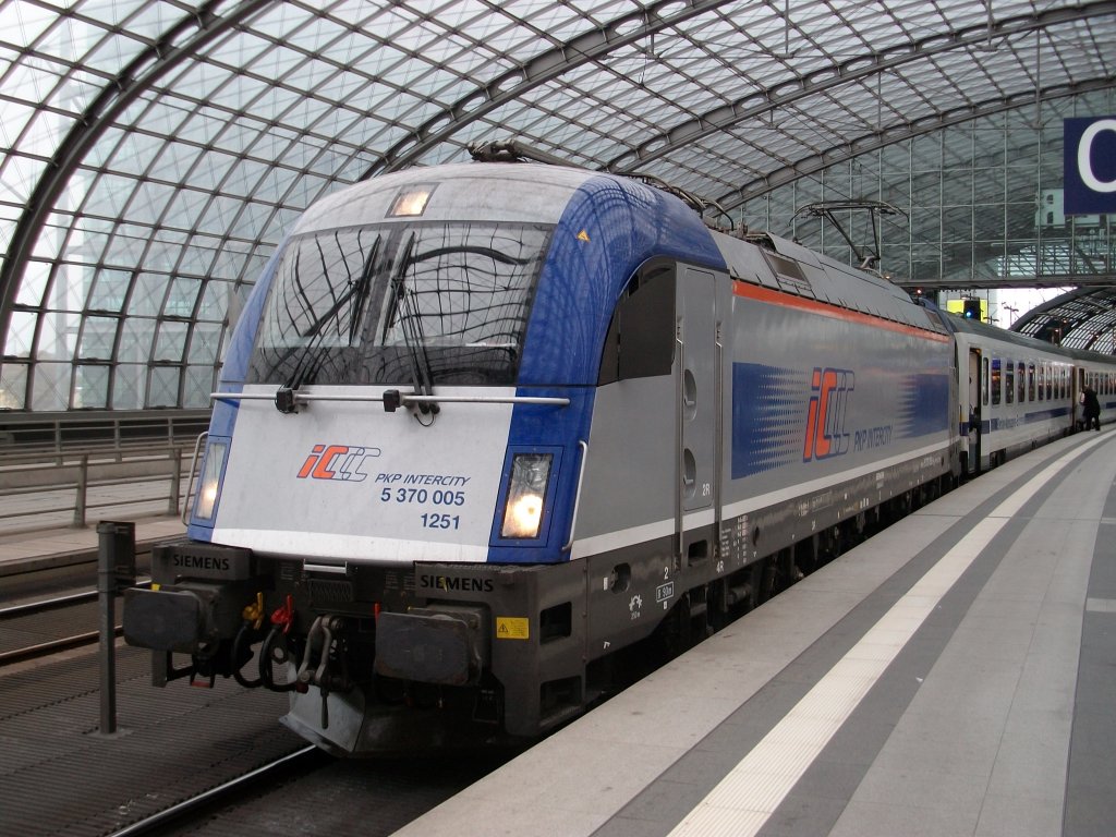 PKP 5 370 005 hat am 16.Oktober 2010 mit dem Berlin-Warschau-Express den Berliner Hbf erreicht