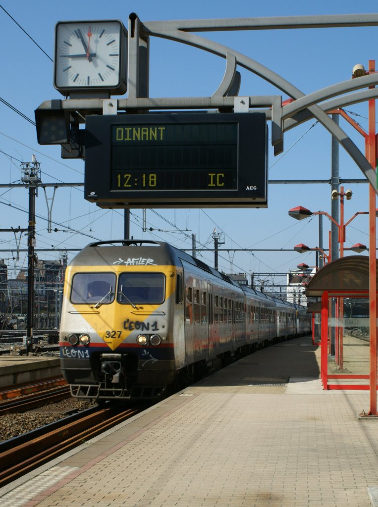 Pnktlich (die Bahnhofsuhr ist kaputt) trifft der AM 80 N 327 von Bruxelles in Namur zur Weiterfahrt nach Dinant ein.
30 Mrz 2009